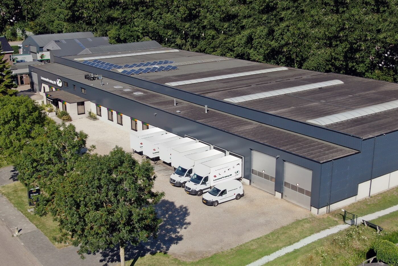 Bedrijfspand van Lexmond Trading BV met bestelwagens